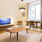 Luxury Flat Next To Train Station
