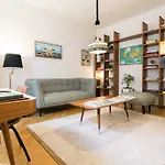Luxury Flat Next To Train Station