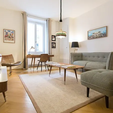 Luxury Flat Next To Train Station *