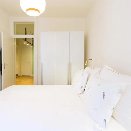 Luxury Flat Next To Train Station *