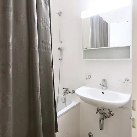 Luxury Flat Next To Train Station